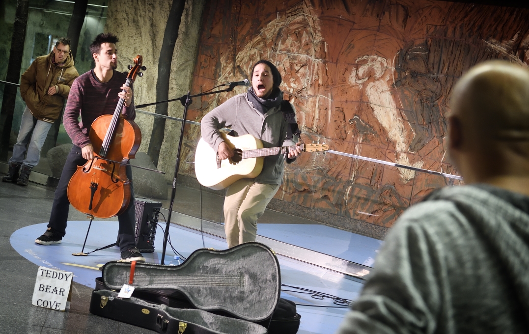 Im Netz der Wiener Linien spielen MusikerInnen in ausgewählten Stationen für die Fahrgäste. Hier in der Station Westbahnhof.