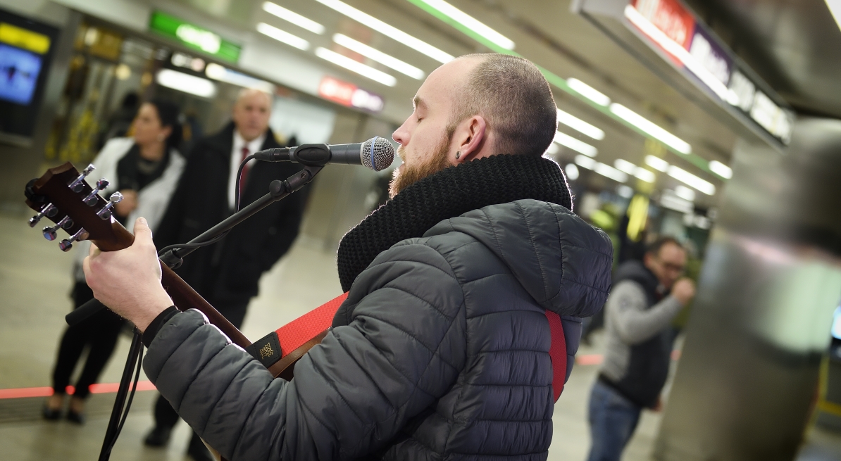 Im Netz der Wiener Linien spielen MusikerInnen in ausgewählten Stationen für die Fahrgäste. Hier in der Station Karlsplatz