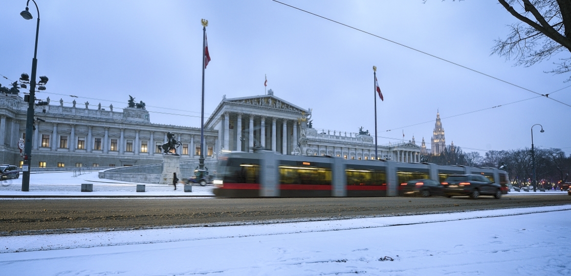 Straßenbahn vor dem Parlament.