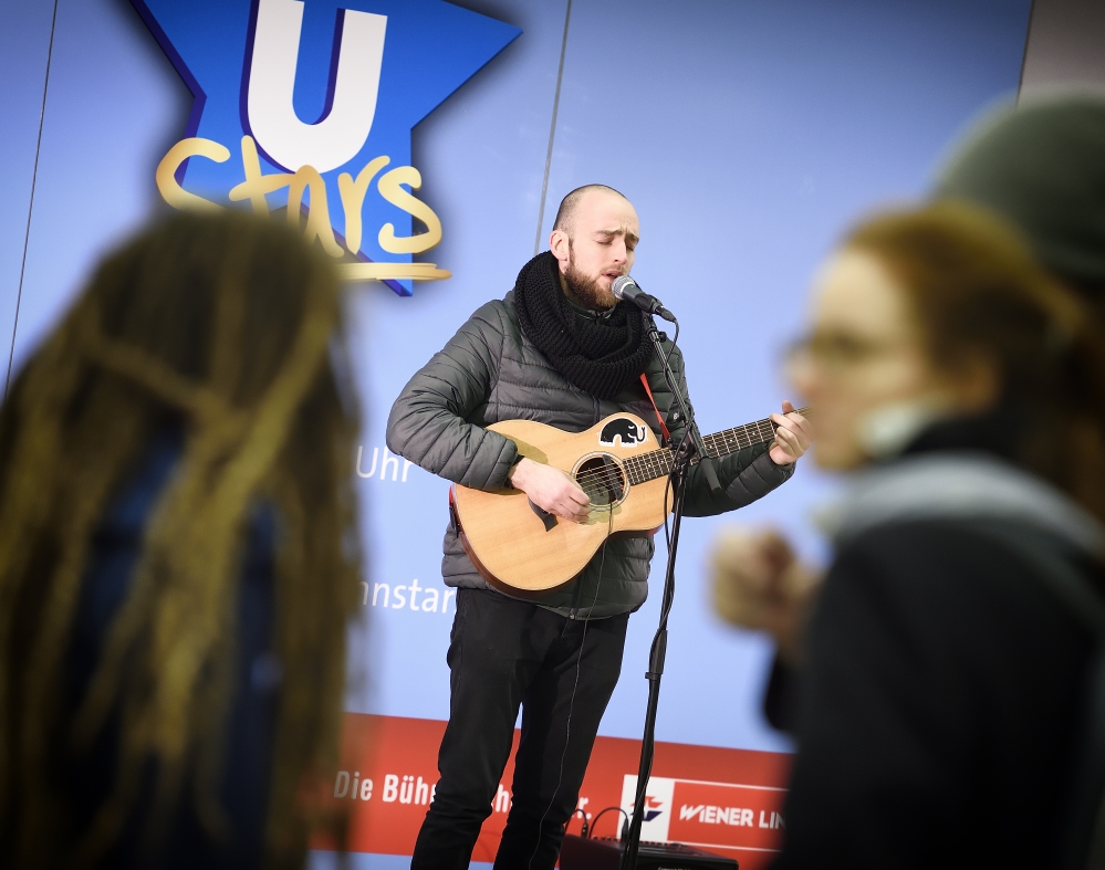 Im Netz der Wiener Linien spielen MusikerInnen in ausgewählten Stationen für die Fahrgäste. Hier in der Station Karlsplatz