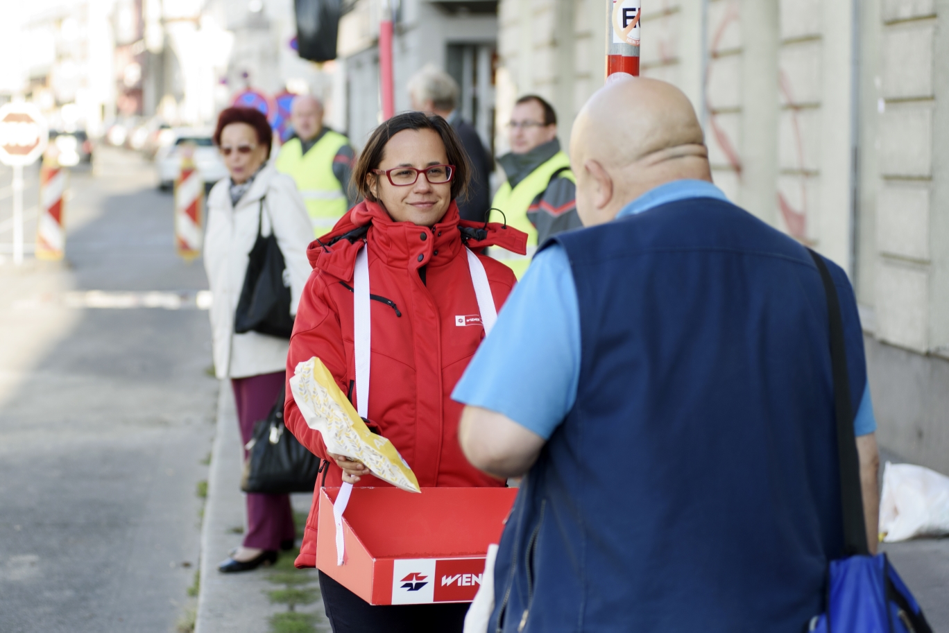 Die Linien 2, 9 und 44 sind wieder unterwegs. Alle weiteren Arbeiten am Platz folgen unter laufendem Betrieb.