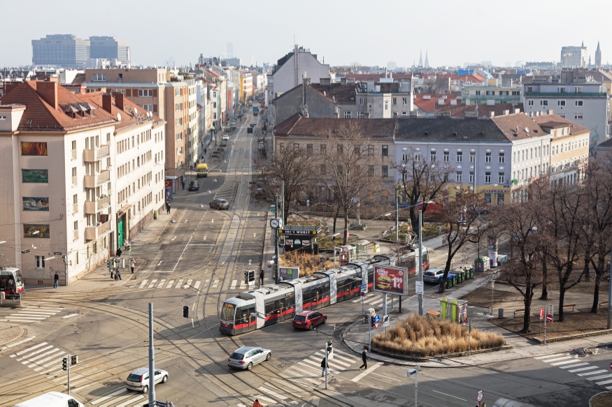 Linie 2 mit Ulf  am Johann Nepomuk Berger Platz, Fahrtrichtung Friedrich Engels Platz