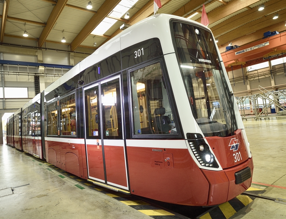 Flexity - die neue Straßenbahn für. Der erste Zug wird den Wiener Linien übergeben.