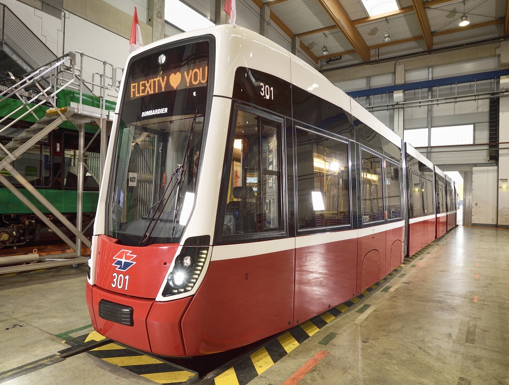 Flexity - die neue Straßenbahn für. Der erste Zug wird den Wiener Linien übergeben.