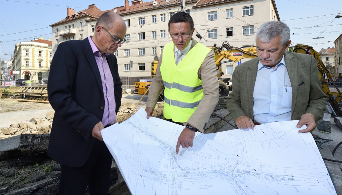 Besichtigung der Bauarbeiten am Johann-Nepomuk-Berger-Platz. Im Bild von links: Baustellenkoordinator der Stadt Wien Peter Lenz, Projektleiter Wiener Linien Christian Fidler, Geschäftsführer der Wiener Linien Günter Steinbauer,