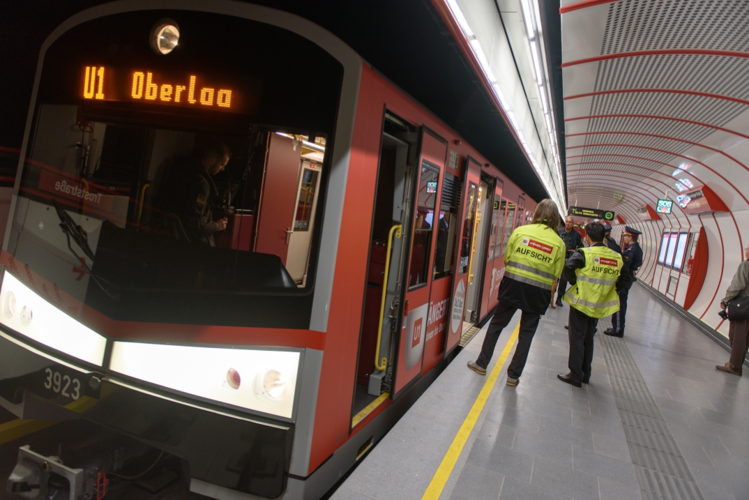 Vorbereitungen für die Eröffnung der U1 Erweiterung in der neuen U1 Station Troststrasse