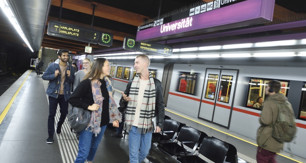 Studierende sind in Wien am besten mit U-Bahn, Bim und Bus unterwegs. Das Semesterticket kann übrigens bequem online gekauft werden.