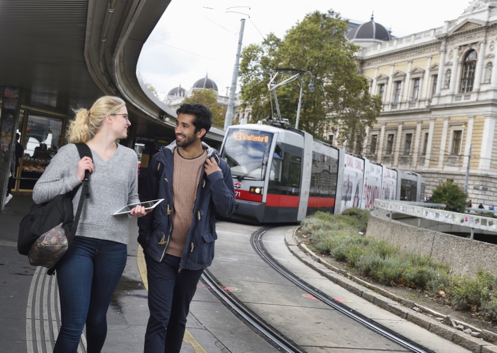 Studierende sind in Wien am besten mit U-Bahn, Bim und Bus unterwegs. Das Semesterticket kann übrigens bequem online gekauft werden.