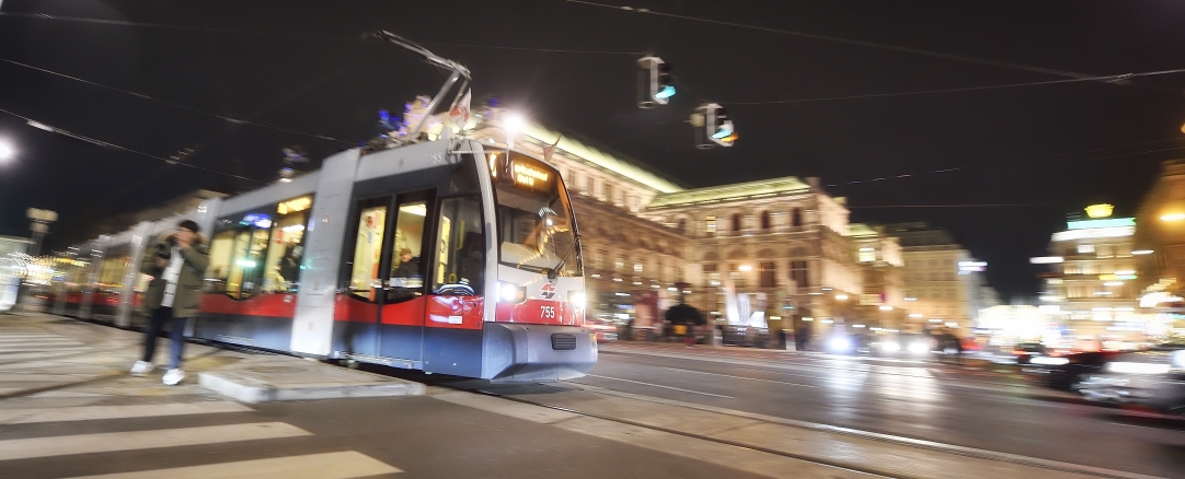 Straßenbahn der Linie D vor der Oper