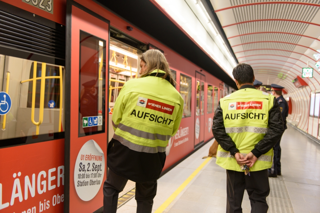 Vorbereitungen für die Eröffnung der U1 Erweiterung in der neuen U1 Station Troststrasse