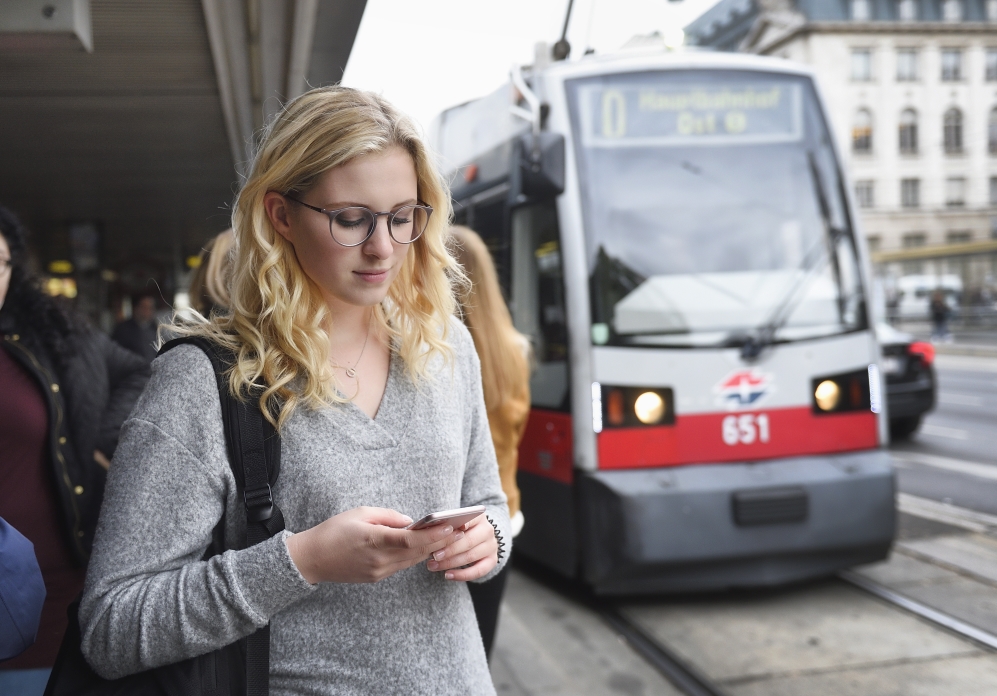 Studierende sind in Wien am besten mit U-Bahn, Bim und Bus unterwegs. Das Semesterticket kann übrigens bequem online gekauft werden.