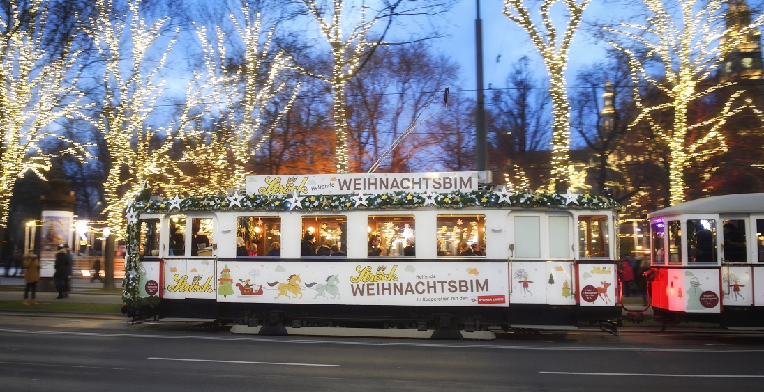 Die Ströck-Weihnachtsbim dreht auch heuer wieder ihre Runden, hier zu sehen beim Rathausplatz.