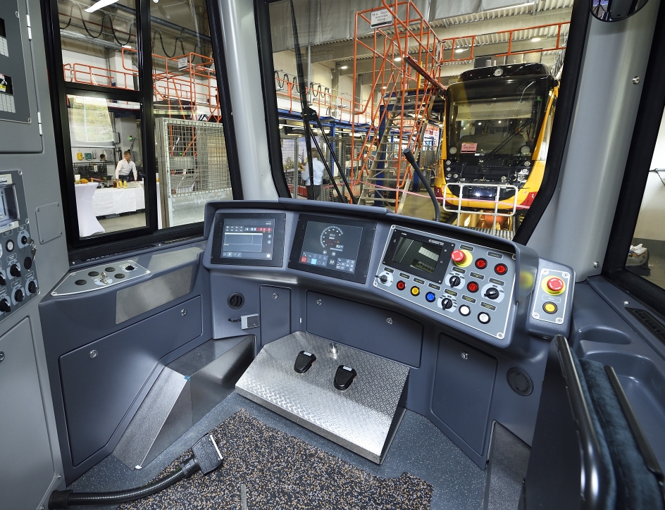 Präsentation der ersten Flexity Straßenbahn für Wien. Blick in den Fahrerstand.