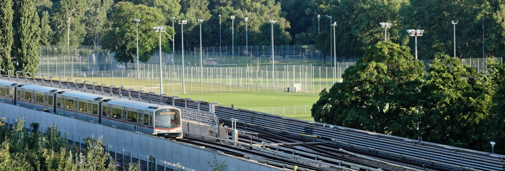 U2 Einfahrt in Station Stadion