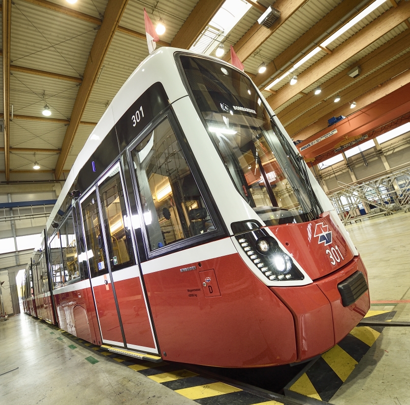 Flexity - die neue Straßenbahn für. Der erste Zug wird den Wiener Linien übergeben.