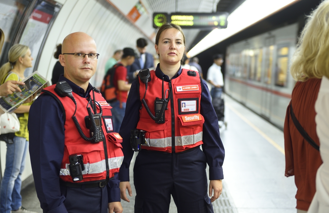 Im Rahmen des Sicherheits- und Servicepakets für die Öffis nehmen nun die ersten Sicherheits- und Service-Teams der Wiener Linien ihre Arbeit auf.