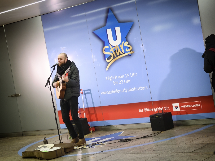 Im Netz der Wiener Linien spielen MusikerInnen in ausgewählten Stationen für die Fahrgäste. Hier in der Station Karlsplatz