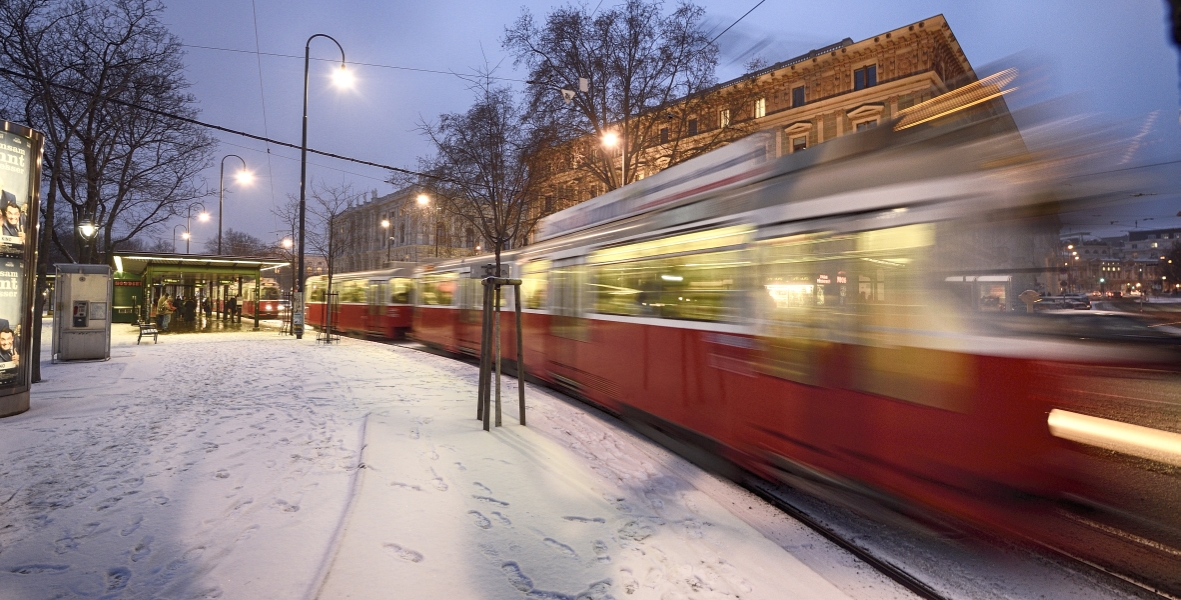 Straßenbahn vor dem Palais Epstein