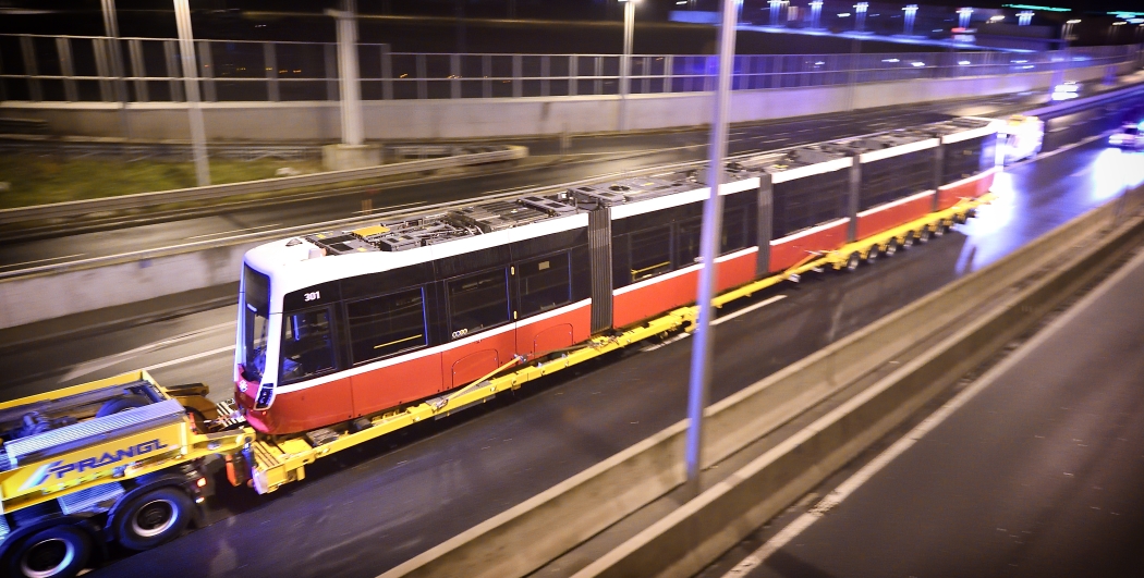 Flexity - die neue Straßenbahn für. Der erste Zug wird den Wiener Linien übergeben. Nächtliche Überstellung mittels Sondertransport.