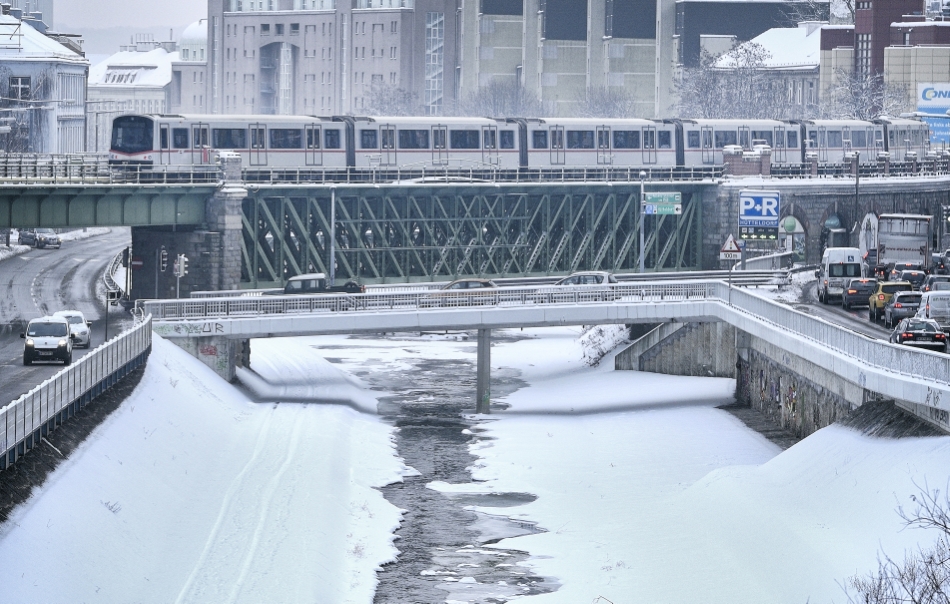 U-Bahn der Linie U4 auf der Brücke vor der Endstelle Hütteldorf