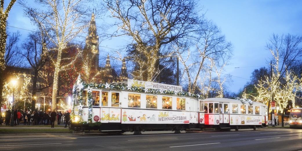 Die Ströck-Weihnachtsbim dreht auch heuer wieder ihre Runden, hier zu sehen beim Rathausplatz.