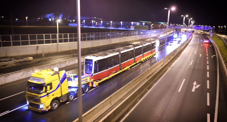 Flexity - die neue Straßenbahn für. Der erste Zug wird den Wiener Linien übergeben. Nächtliche Überstellung mittels Sondertransport.