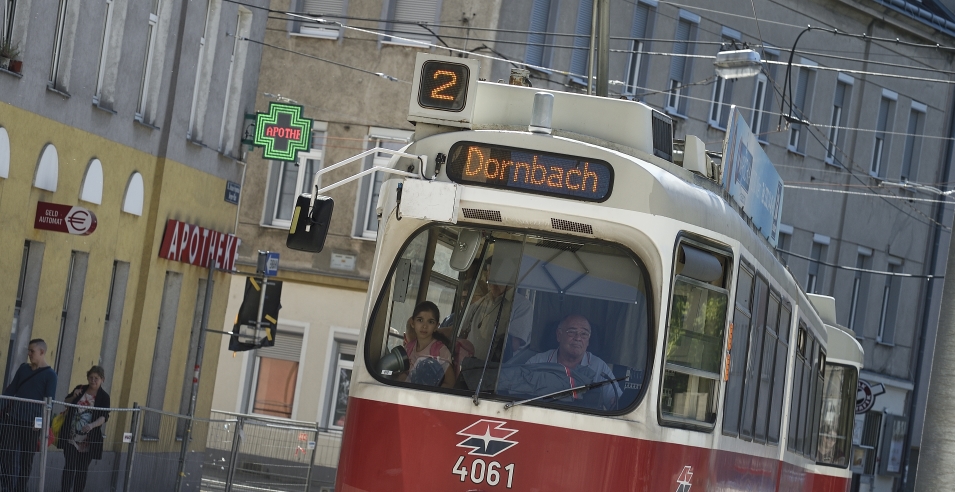 Straßenbahn der Linie 2 auf der geänderten Strecke mit der Endstelle Dornbach.