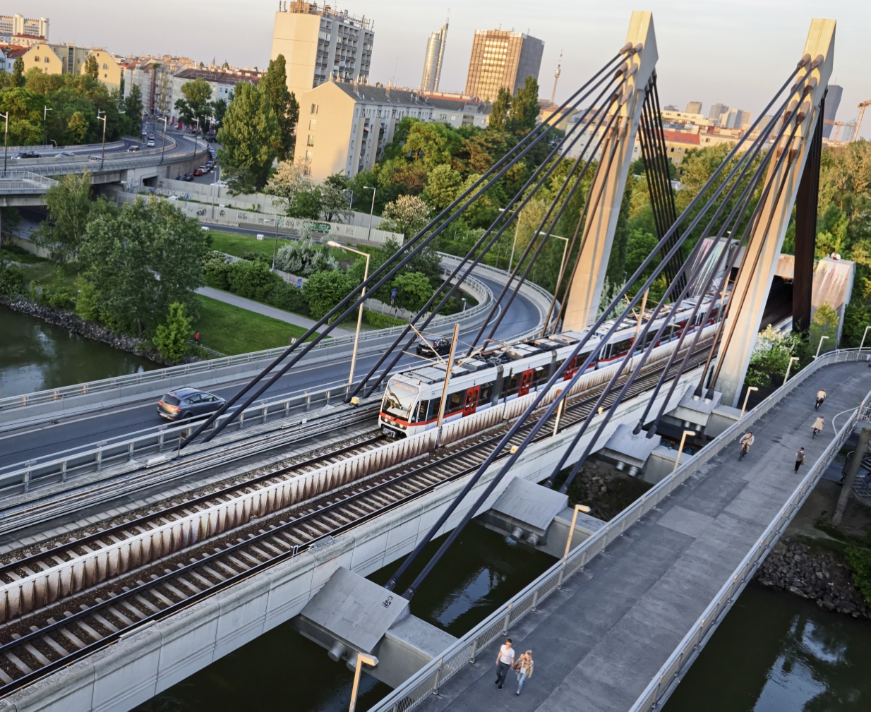 Zug der Linie U6 im Bereich der Station Spittelau