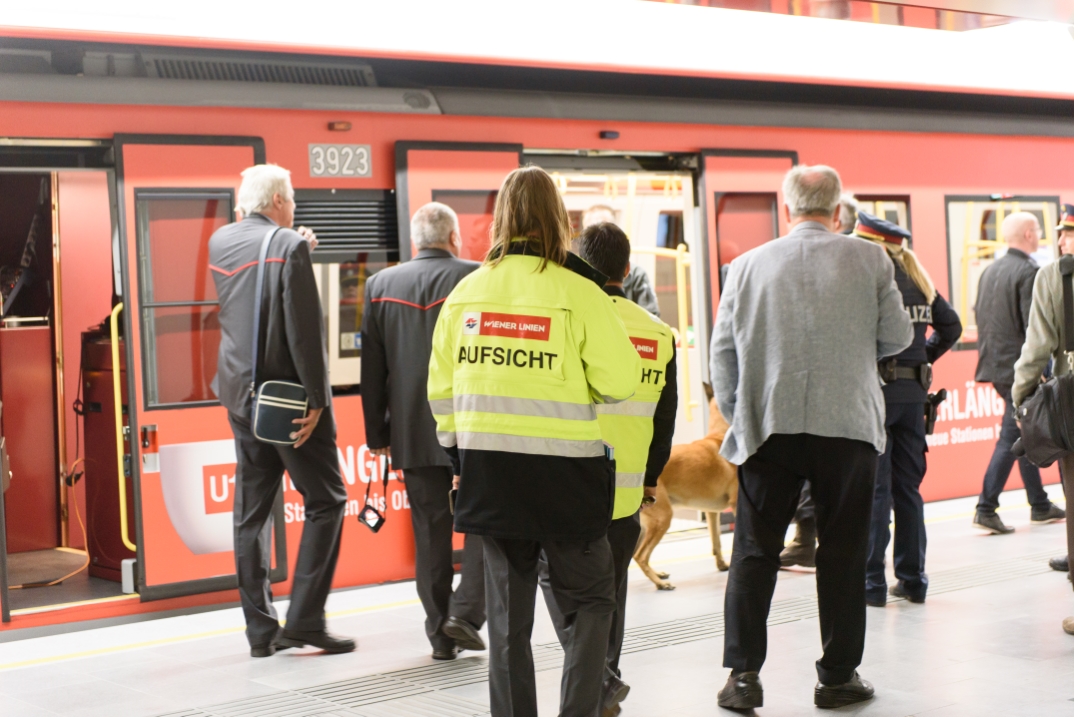 Vorbereitungen für die Eröffnung der U1 Erweiterung in der neuen U1 Station Troststrasse