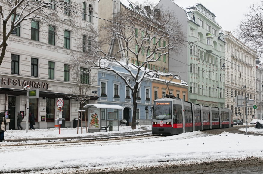 Linie 5 bei der Station Albertgasse Fahrtrichtung Westbahnhof