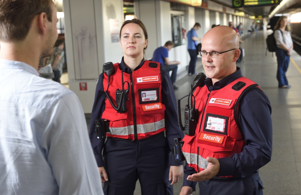 Im Rahmen des Sicherheits- und Servicepakets für die Öffis nehmen nun die ersten Sicherheits- und Service-Teams der Wiener Linien ihre Arbeit auf.