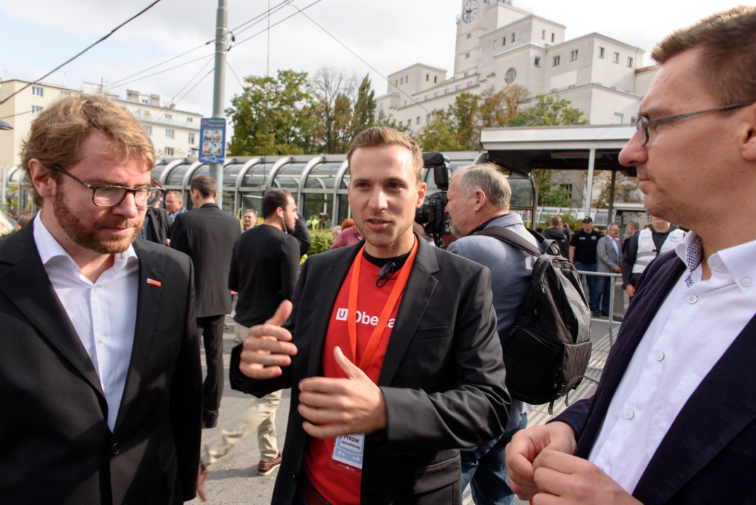 mitarbeiter und VIPs versammeln sich am Reumannplatz anlässlich der feierlichen Eröffnung der U1 verlängerung