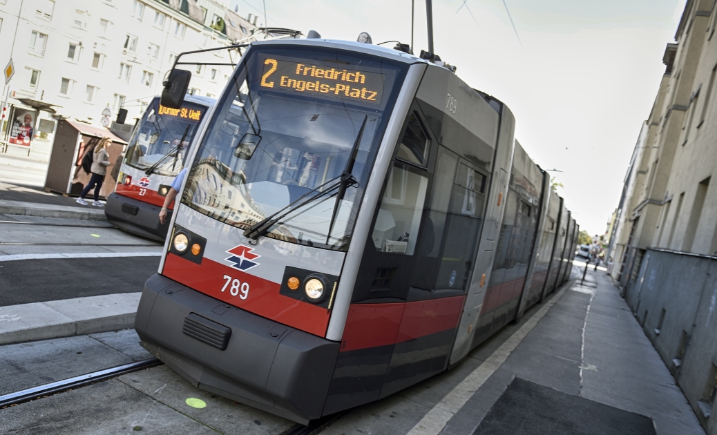 Straßenbahn der Linie 2 auf der geänderten Strecke an der Endstelle Dornbach.