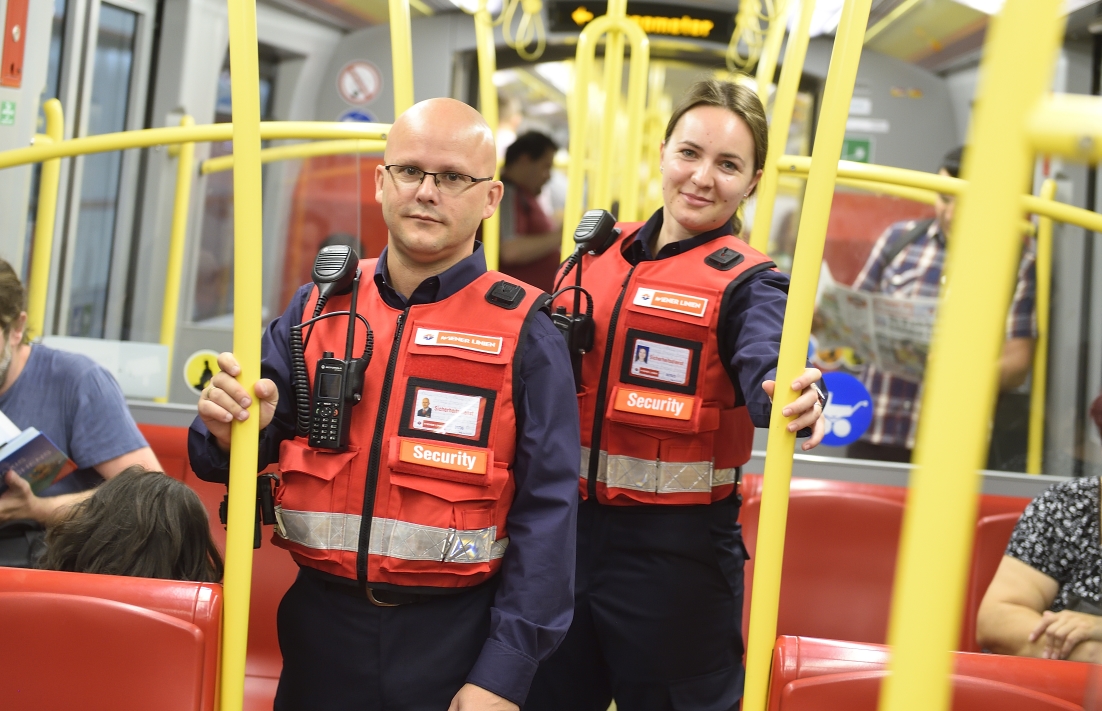 Im Rahmen des Sicherheits- und Servicepakets für die Öffis nehmen nun die ersten Sicherheits- und Service-Teams der Wiener Linien ihre Arbeit auf.