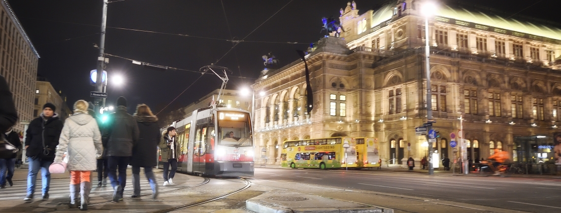 Straßenbahn der Linie D vor der Oper