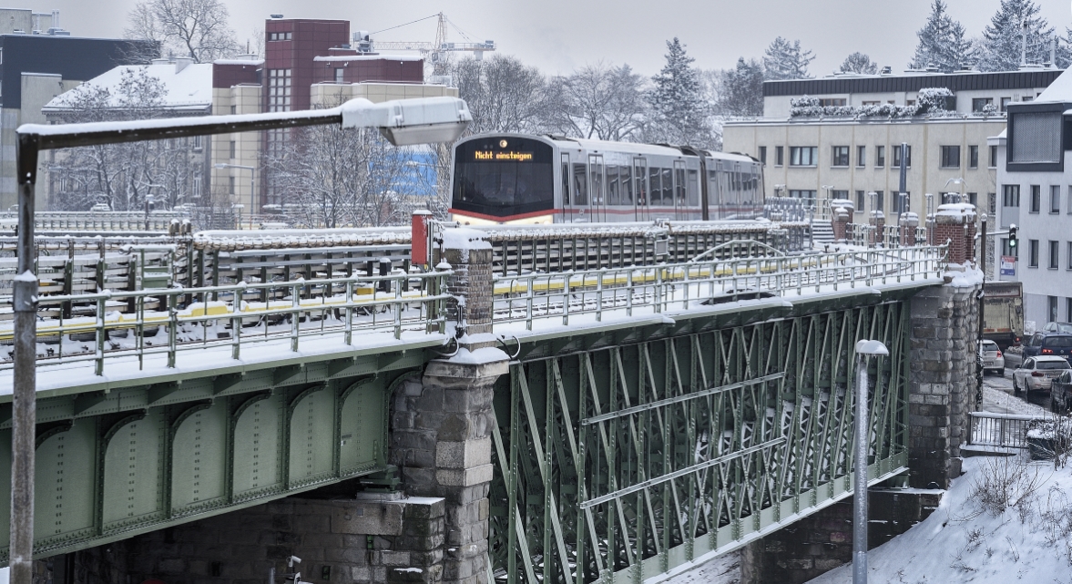 U-Bahn der Linie U4 auf der Brücke vor der Endstelle Hütteldorf