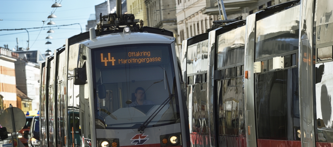 Straßenbahn der Linie 44 auf der geänderten Strecke mit der Endstelle Maroltingergasse.