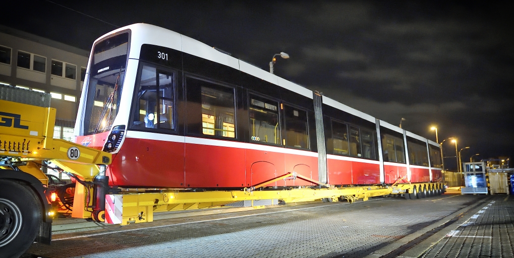 Flexity - die neue Straßenbahn für. Der erste Zug wird den Wiener Linien übergeben. Nächtliche Überstellung mittels Sondertransport.