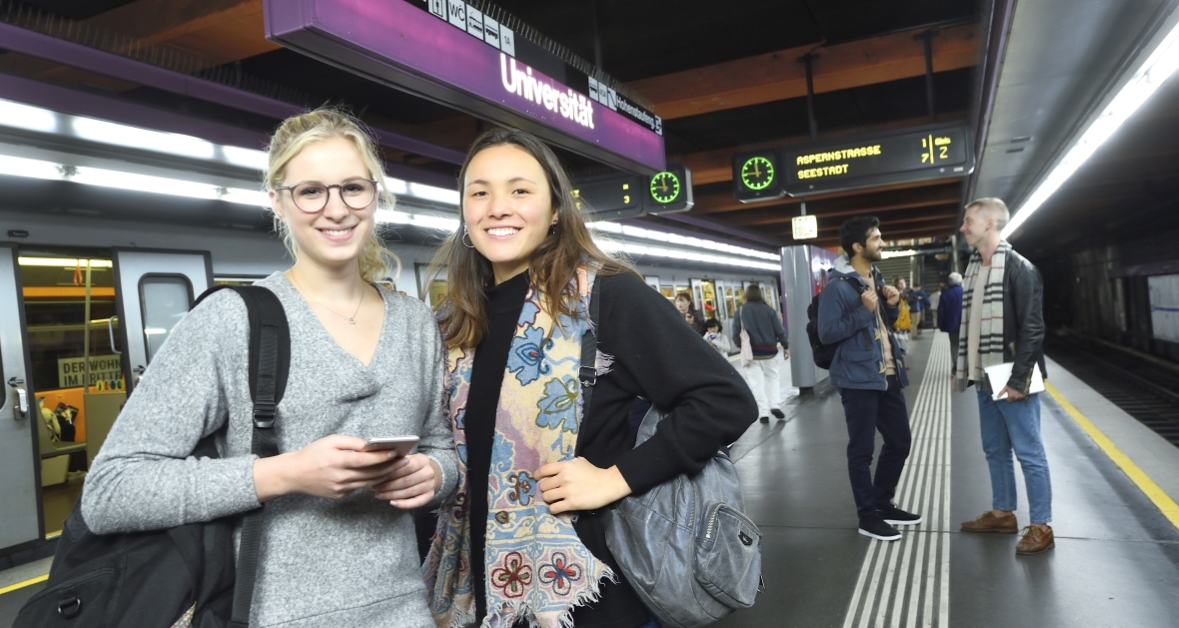 Studierende sind in Wien am besten mit U-Bahn, Bim und Bus unterwegs. Das Semesterticket kann übrigens bequem online gekauft werden.