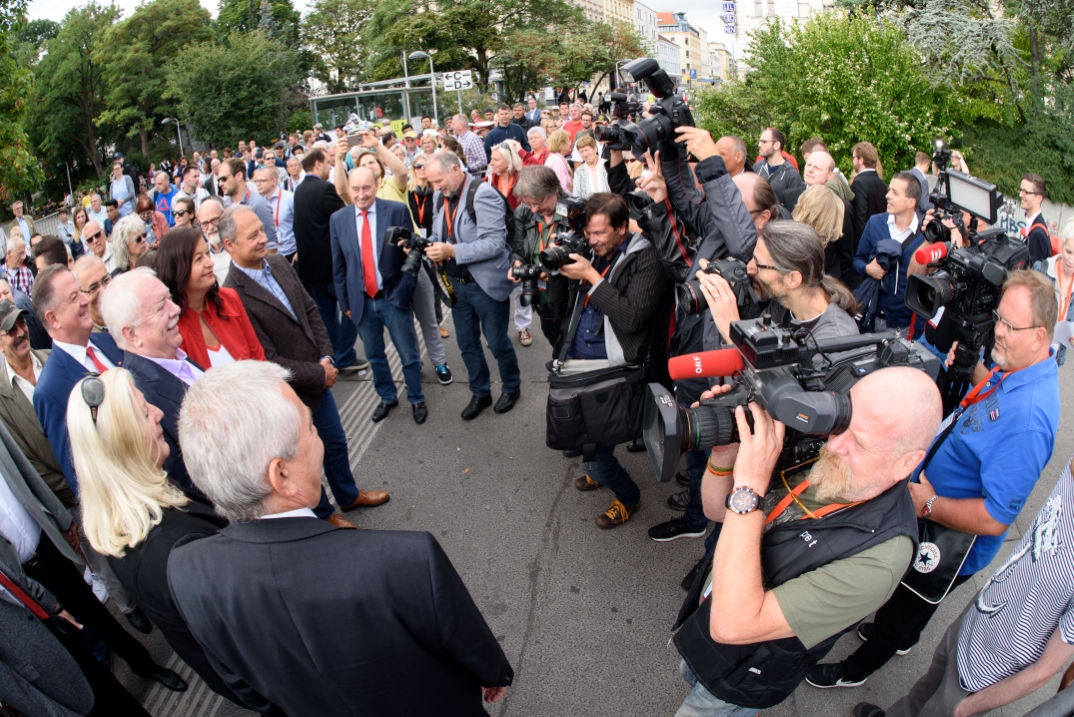 mitarbeiter und VIPs versammeln sich am Reumannplatz anlässlich der feierlichen Eröffnung der U1 verlängerung