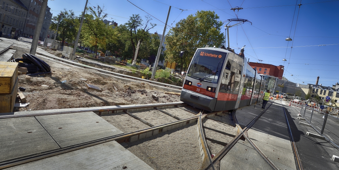 Straßenbahn der Linie 44 auf dem Jakob Nepomuk Berger Platz.