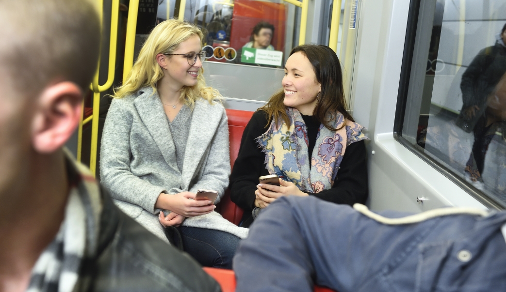 Studierende sind in Wien am besten mit U-Bahn, Bim und Bus unterwegs. Das Semesterticket kann übrigens bequem online gekauft werden.