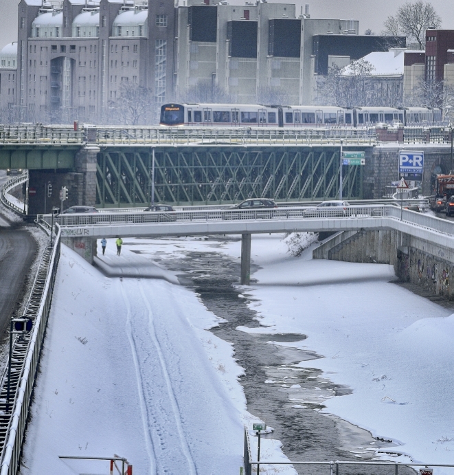 U-Bahn der Linie U4 auf der Brücke vor der Endstelle Hütteldorf