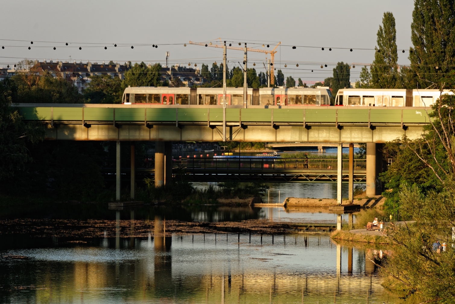 Zug der Linie U6 bei der Querung der Alten Donau