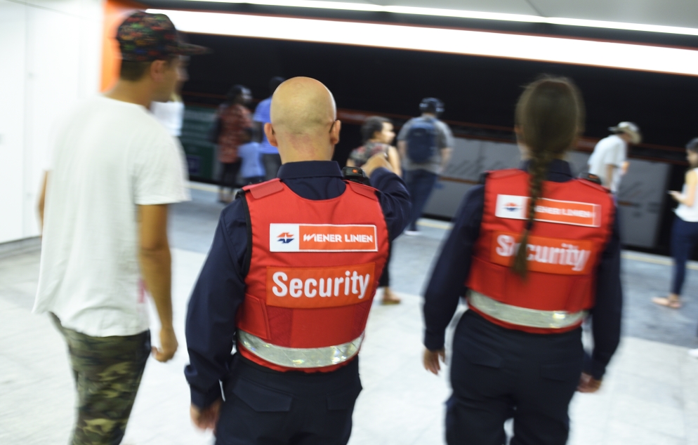 Im Rahmen des Sicherheits- und Servicepakets für die Öffis nehmen nun die ersten Sicherheits- und Service-Teams der Wiener Linien ihre Arbeit auf.