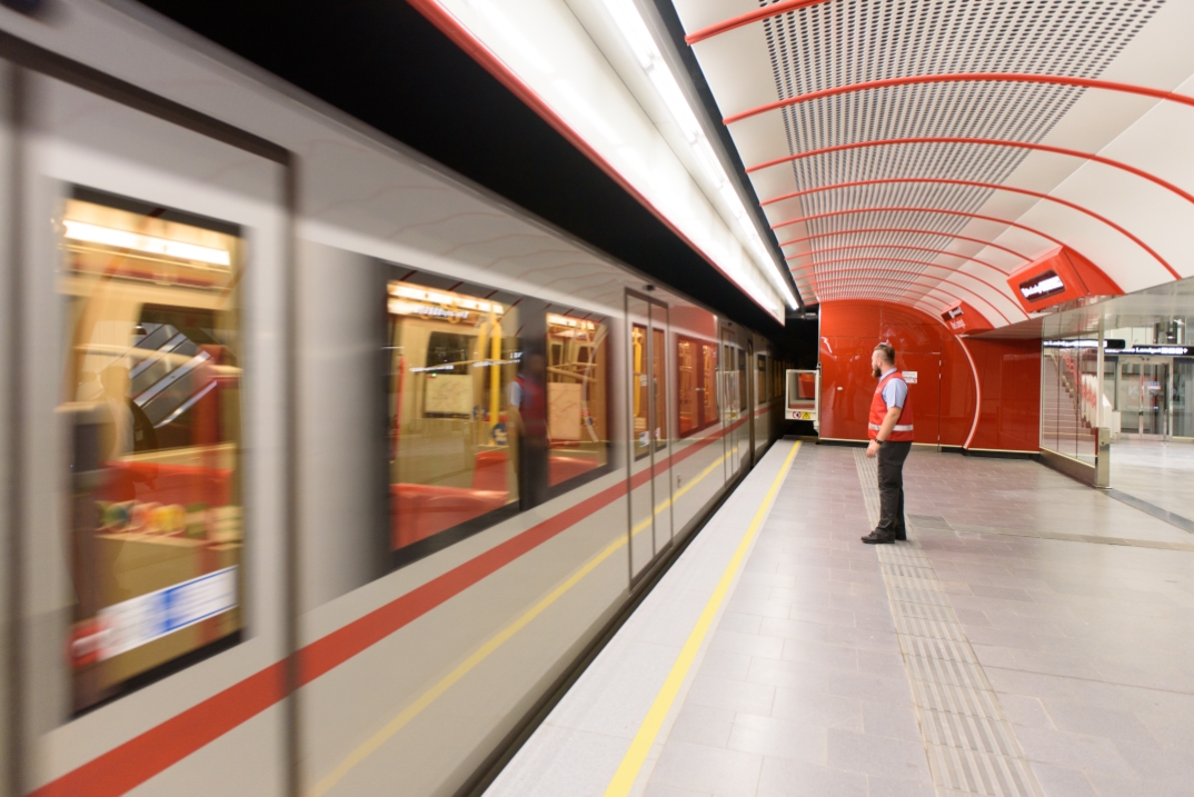 Vorbereitungen für die Eröffnung der U1 Erweiterung in der neuen Station Altes Landgut