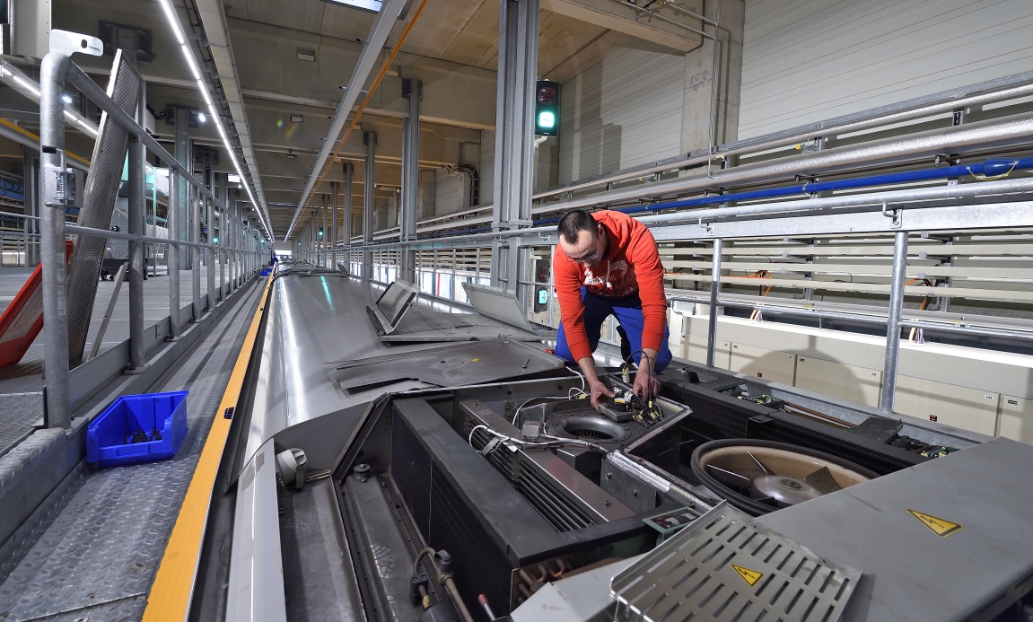 Neuer Betriebsbahnhof Heiligenstadt in Betrieb. Auf rund 24.000 m² wurden insgesamt fünf Hallen zur Wartung der Züge errichtet.