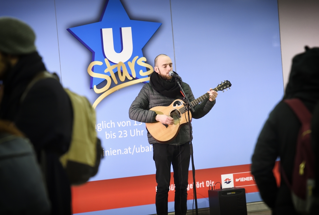 Im Netz der Wiener Linien spielen MusikerInnen in ausgewählten Stationen für die Fahrgäste. Hier in der Station Karlsplatz