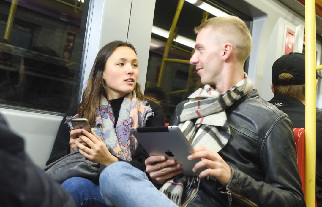 Studierende sind in Wien am besten mit U-Bahn, Bim und Bus unterwegs. Das Semesterticket kann übrigens bequem online gekauft werden.