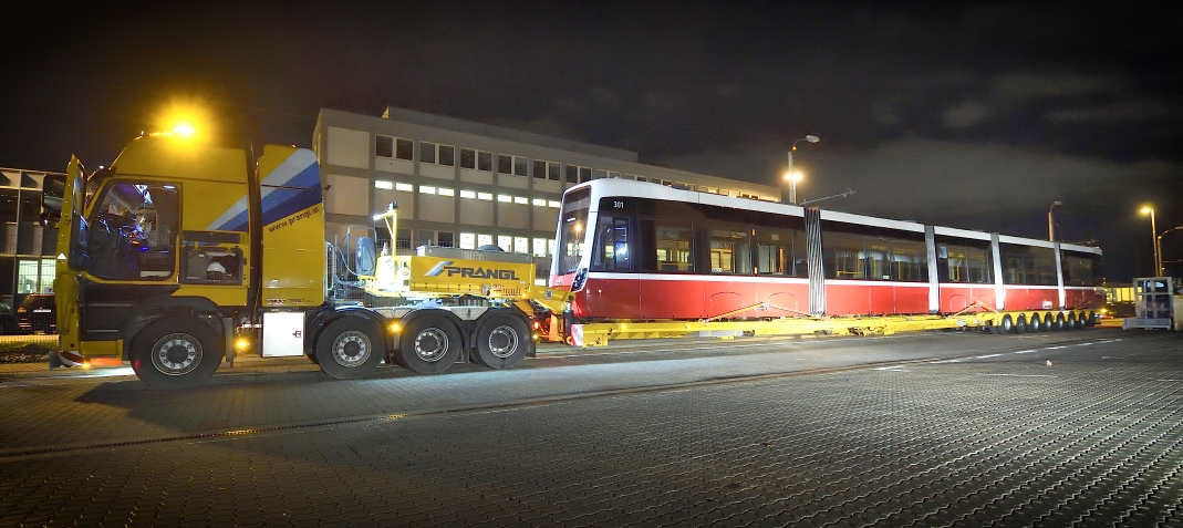 Flexity - die neue Straßenbahn für. Der erste Zug wird den Wiener Linien übergeben. Nächtliche Überstellung mittels Sondertransport.